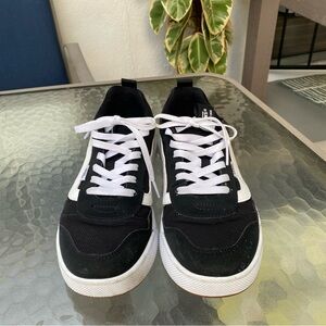 Women’s Black and White Sneakers vans size 10